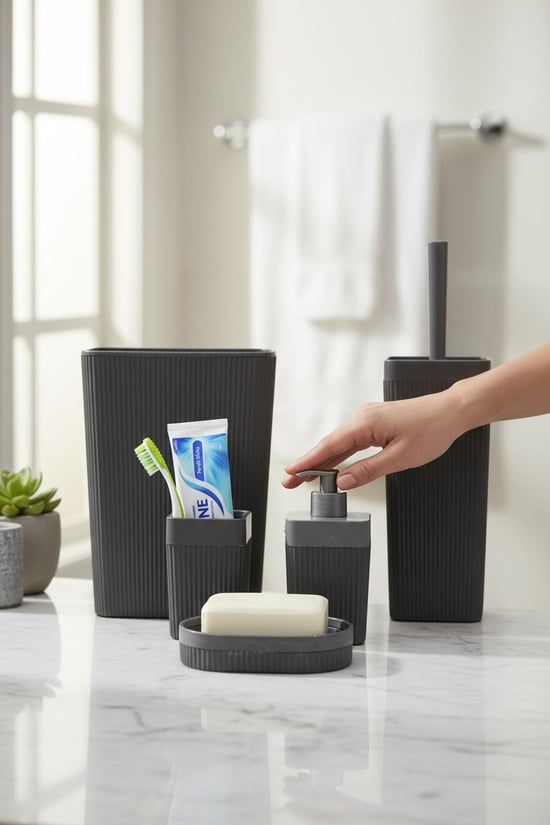 Füme renkli 4 parça banyo seti ile banyonuza düzen ve modern bir görünüm kazandırın. Çöp kovası, sabunluk, sıvı sabunluk ve diş fırçalık bir arada.