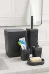 Füme renkli 4 parça banyo seti ile banyonuza düzen ve modern bir görünüm kazandırın. Çöp kovası, sabunluk, sıvı sabunluk ve diş fırçalık bir arada.